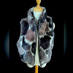 Faux fur vest with zipper, side large.